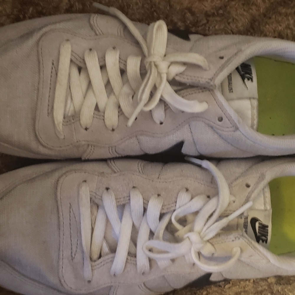 Nike inernatinalist  wolf grey
